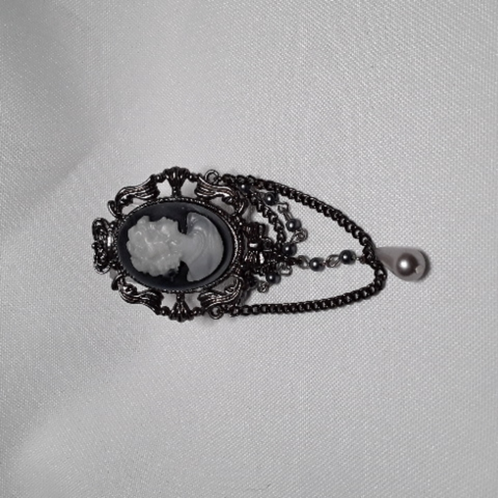 CAMEO BROACH